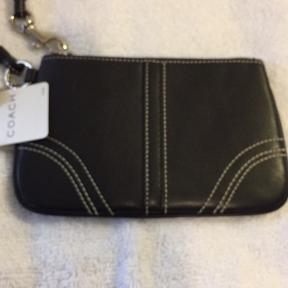 Coach Handbags - 🔥(NEW)🔥Coach wristlet